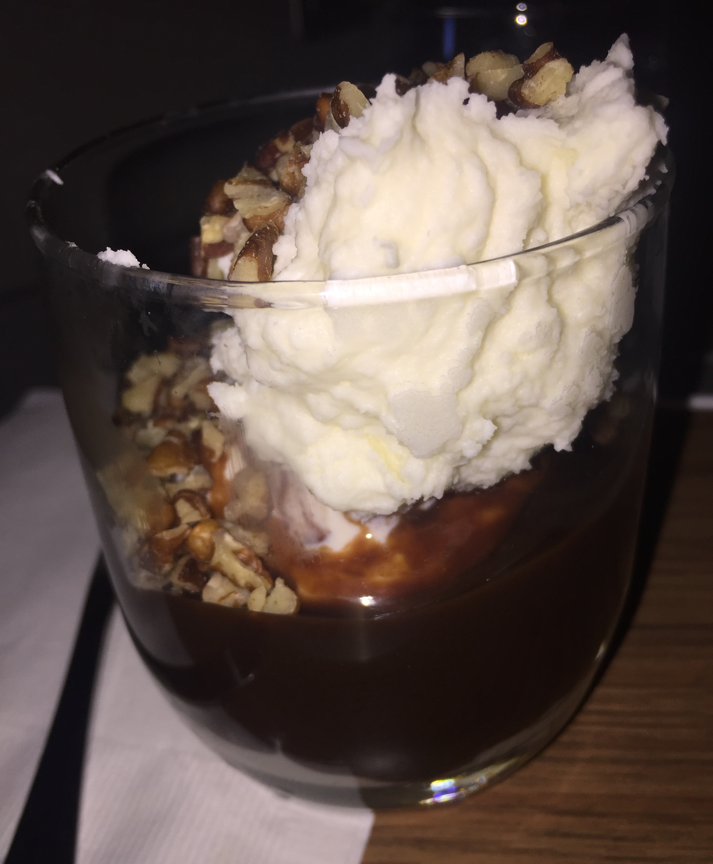 Hot fudge sundae