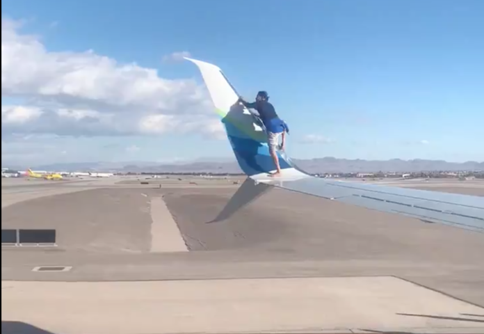 man climbs falls off plane alaska airlines las vegas