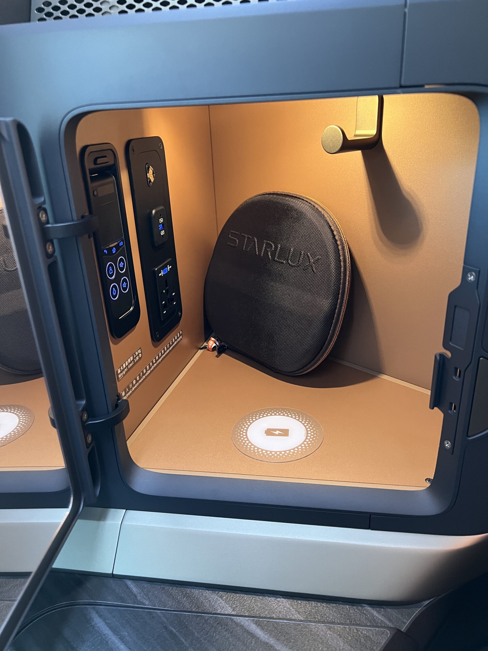 Starlux Business Class Storage